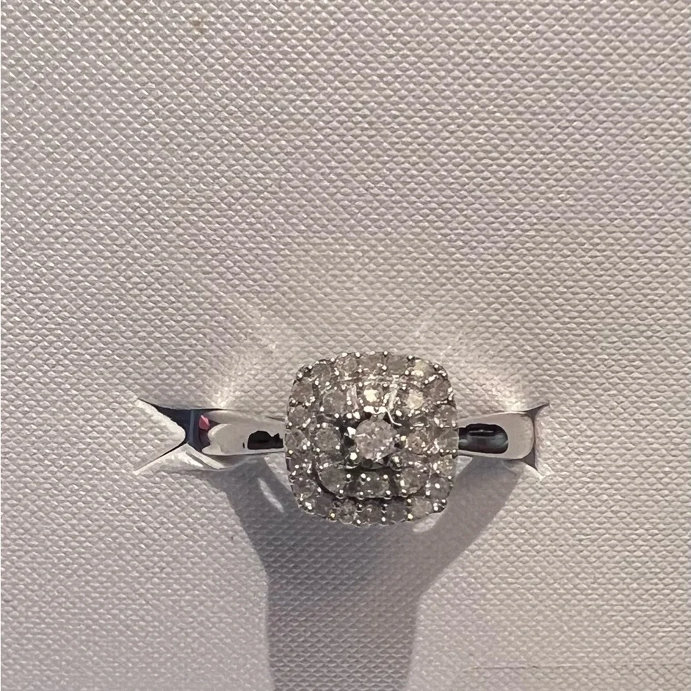 1/4 TCW Diamond Cluster Ring - Picture 6 of 8